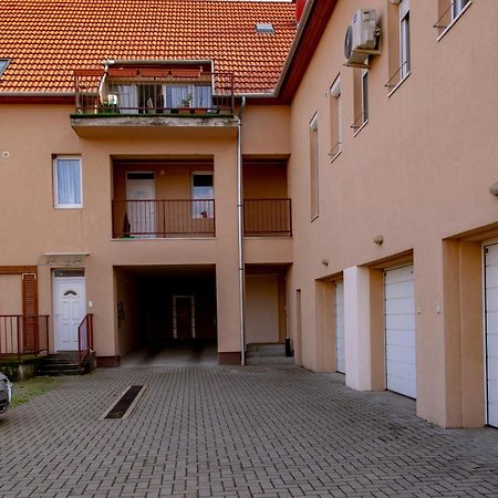 Family Residence Eger Bagian luar foto