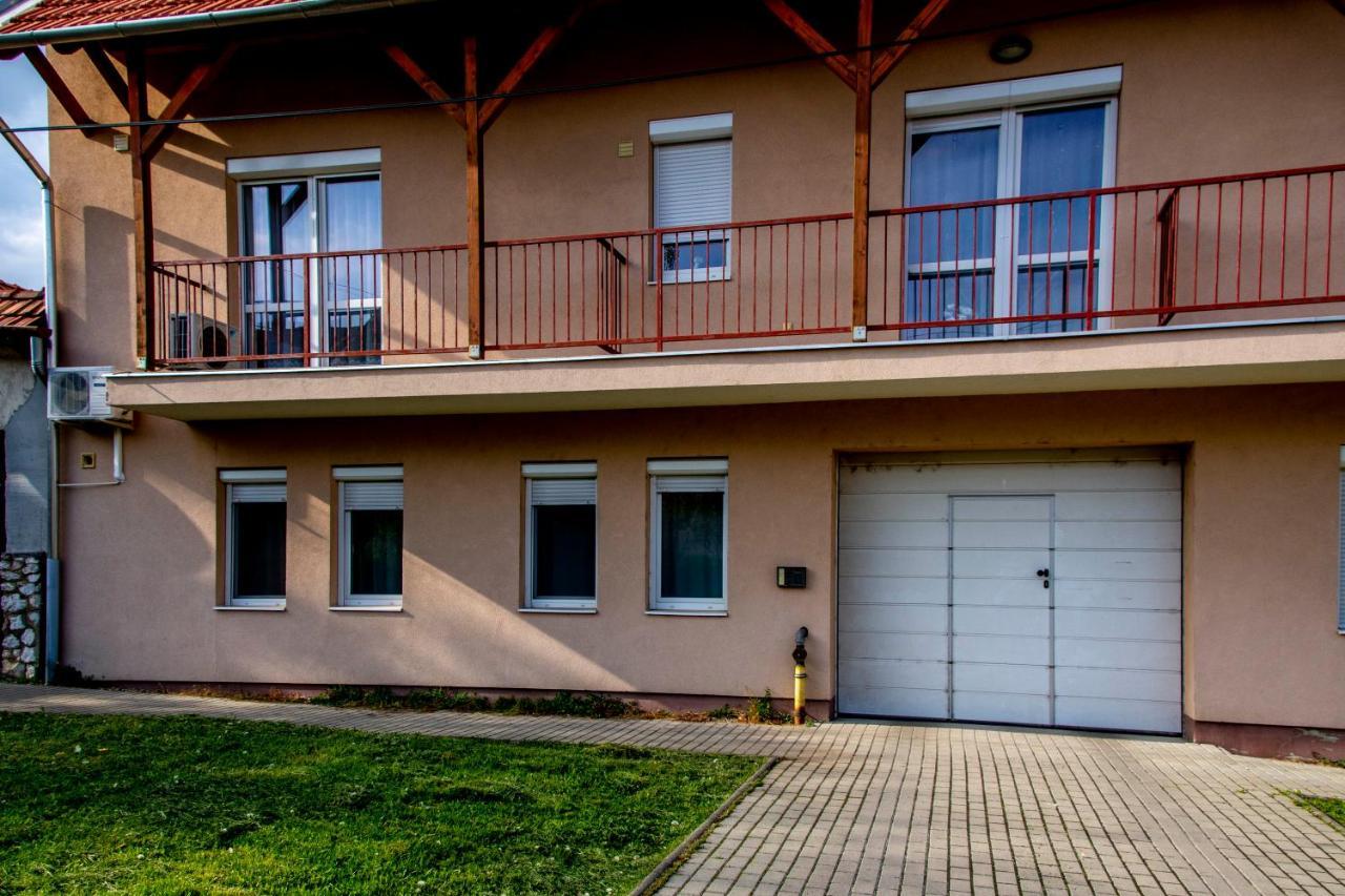 Family Residence Eger Bagian luar foto