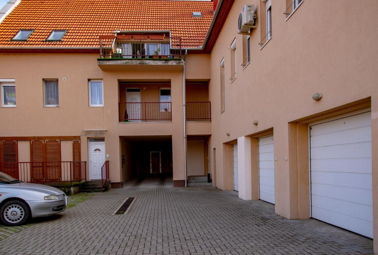 Family Residence Eger Bagian luar foto