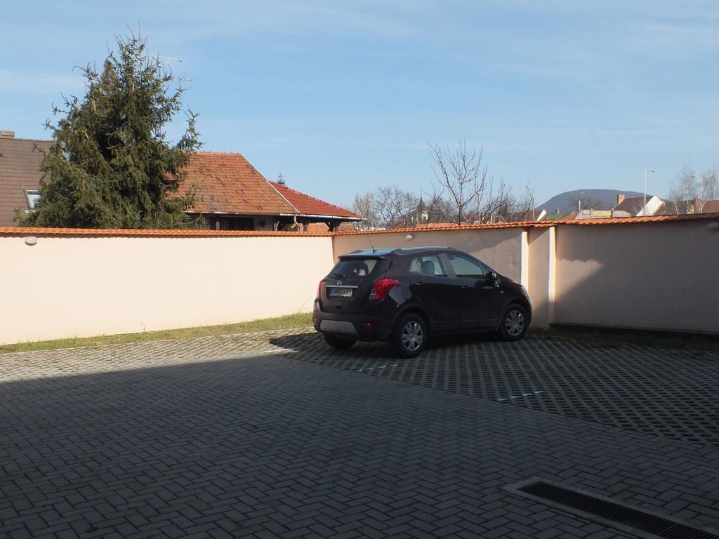 Family Residence Eger Bagian luar foto