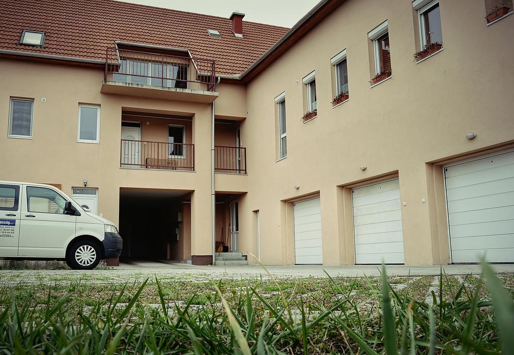 Family Residence Eger Bagian luar foto